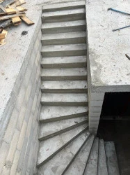 Artisan pour un escalier en béton  